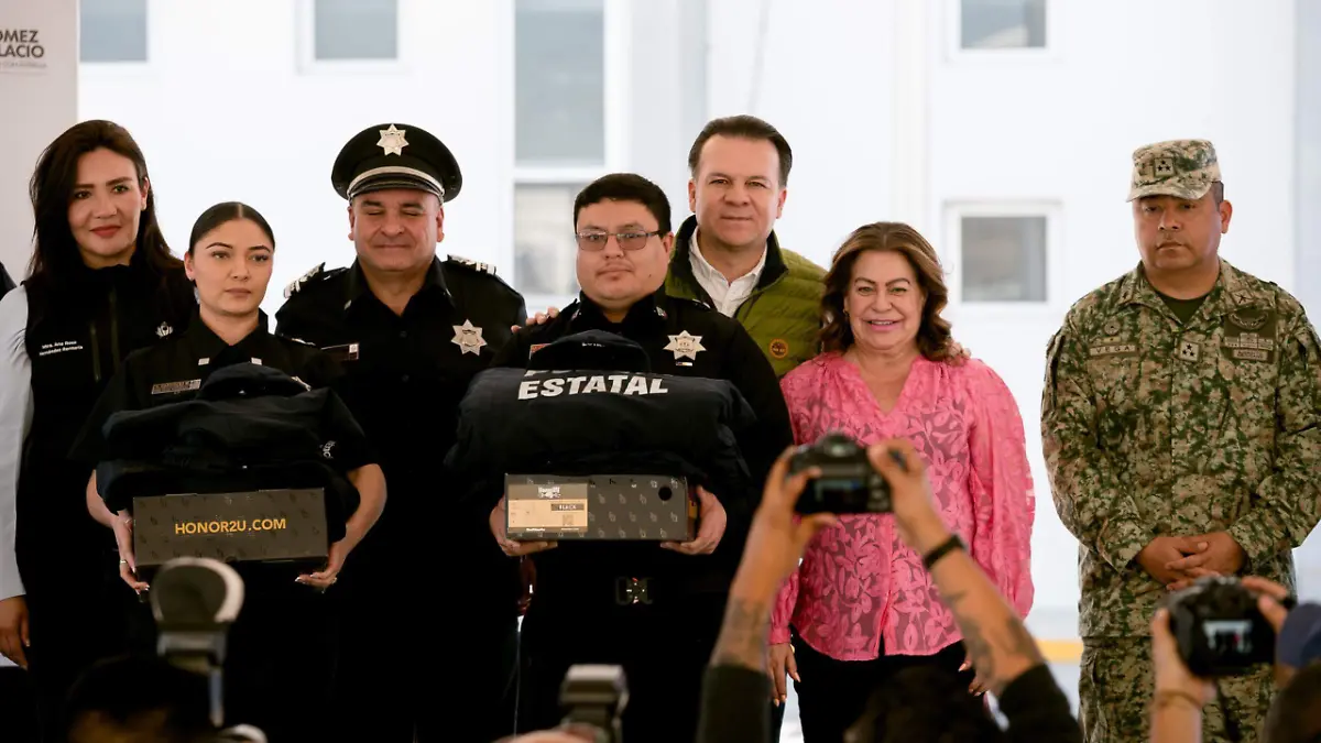 Esteban y Lety refuerzan la seguridad en Gómez Palacio con entrega de uniformes y equipo de radiocomunicación (2)